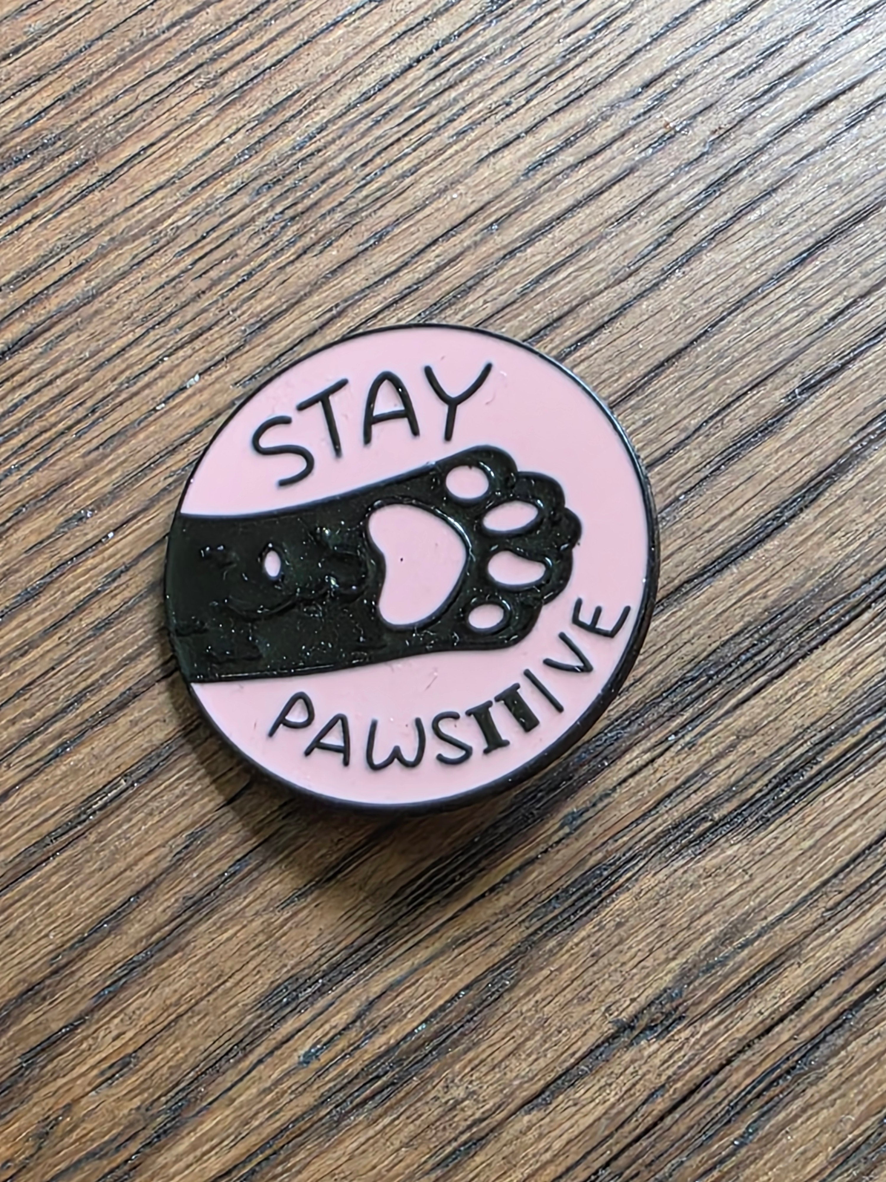 Stay pawsitive - Pin badge